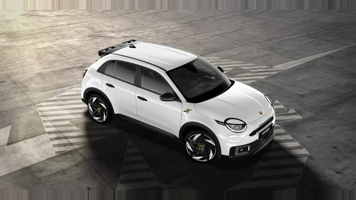 Abarth 600e Turismo en renting en Elche — Lateral