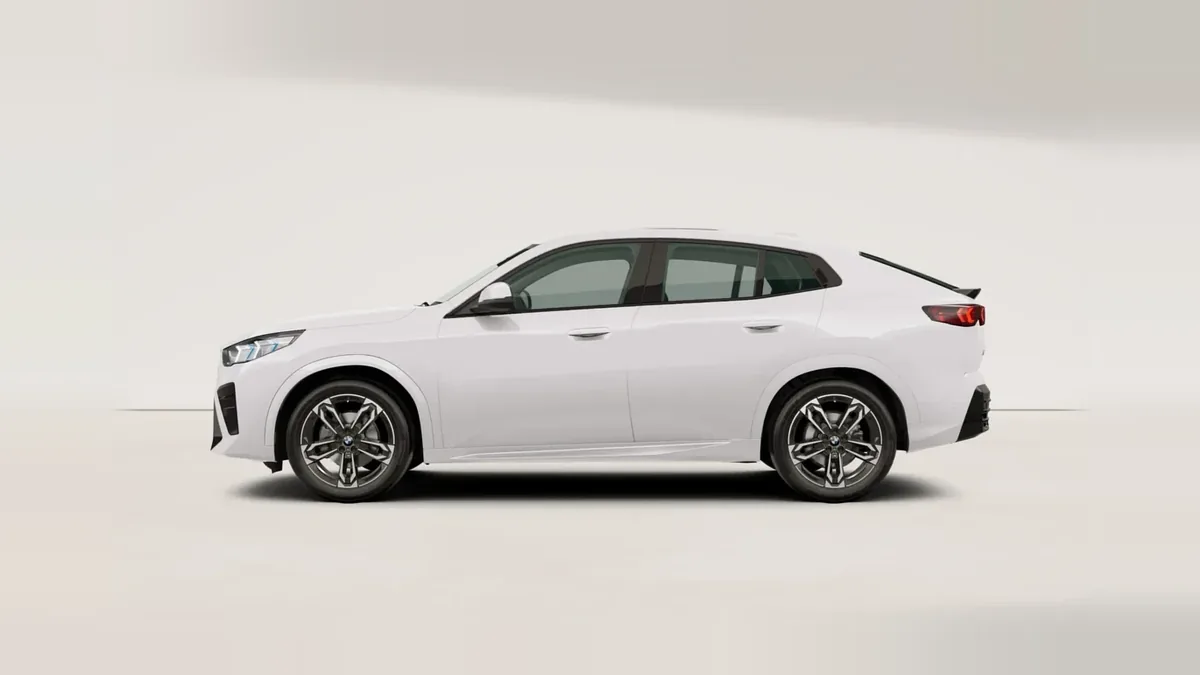BMW ix2 eDrive20 en renting en Elche — Lateral