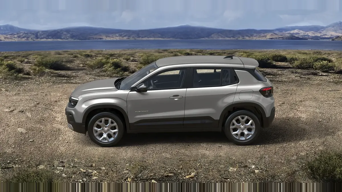 Jeep AVENGER E-HYBRID ALTITUDE en renting en Elche — Lateral