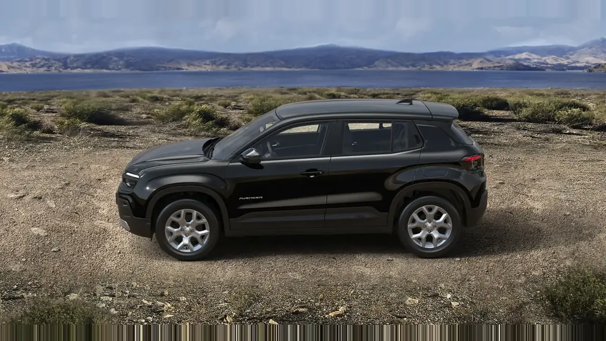 Jeep AVENGER E-HYBRID ALTITUDE en renting en Elche — Trasera