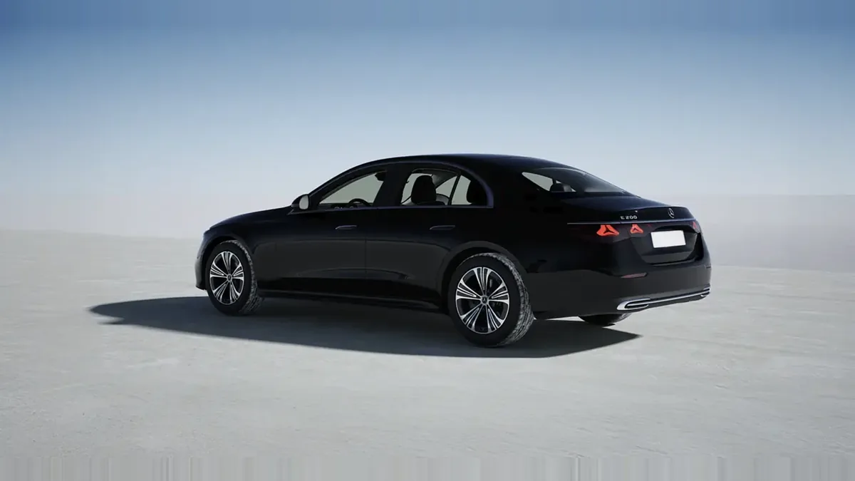 Mercedes-Benz Clase E 200 en renting en Elche — Trasera
