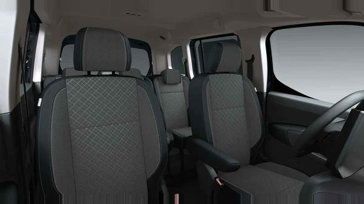 Opel COMBO ULTIMATE 1.5 TD 130CV S/S AT8 (AUTOMÁTICO) en renting en Elche — Interior