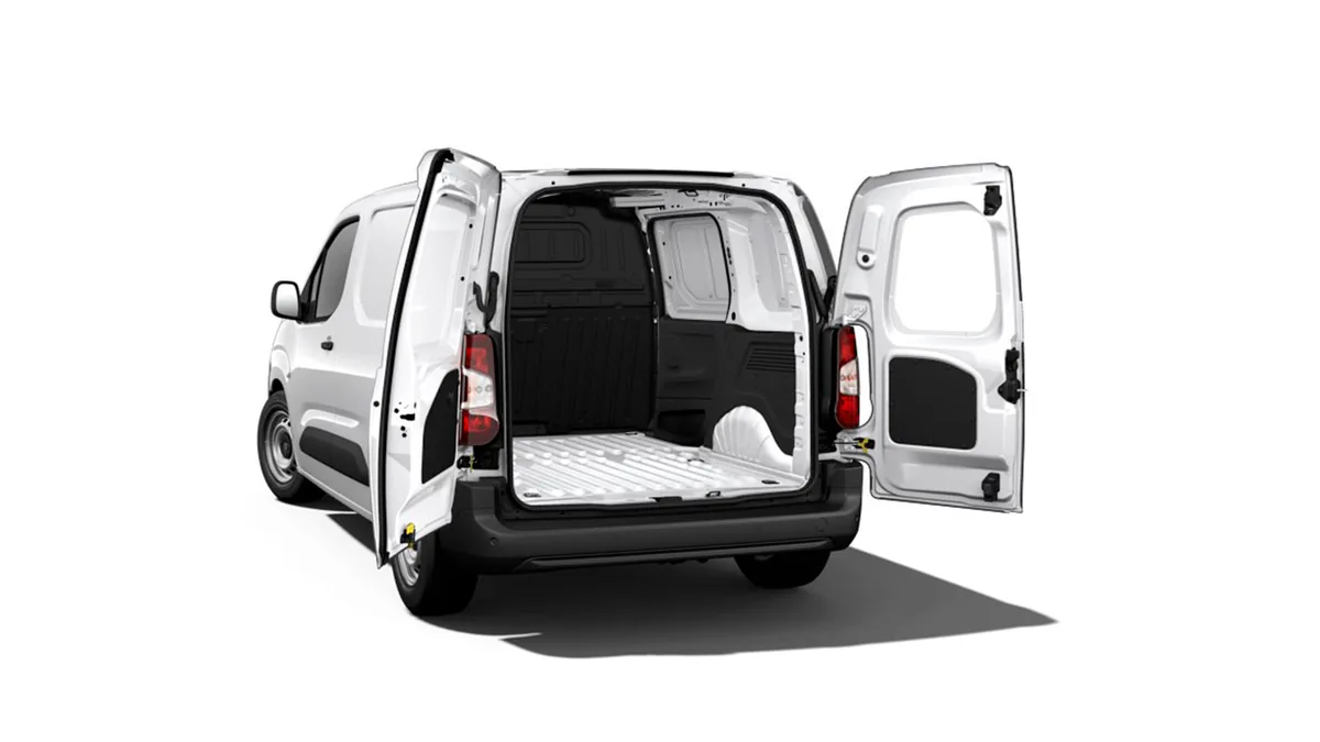 Peugeot Partner Furgón M Diésel 100CV Man en renting en Elche — Lateral