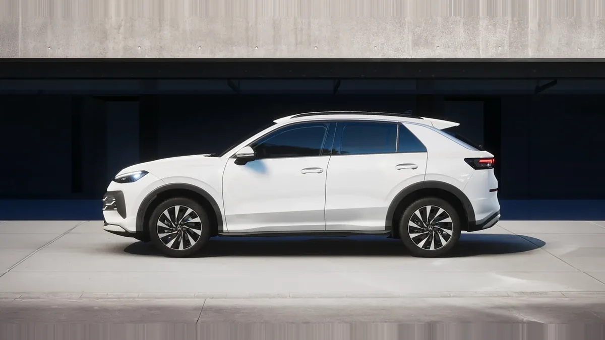 Volkswagen T-ROC Match 1.5 eTSI 85kW (116CV) DSG en renting en Elche — Lateral