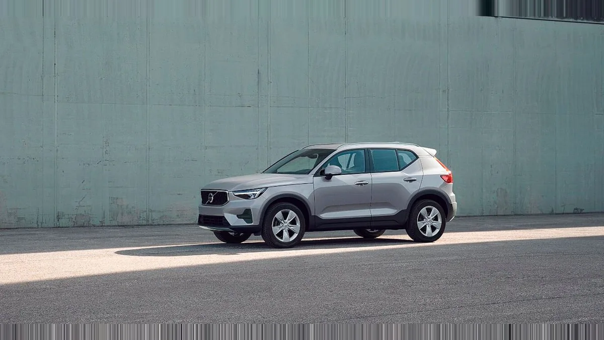 Volvo XC40 2.0 B3 Core G Auto en renting en Elche — Lateral