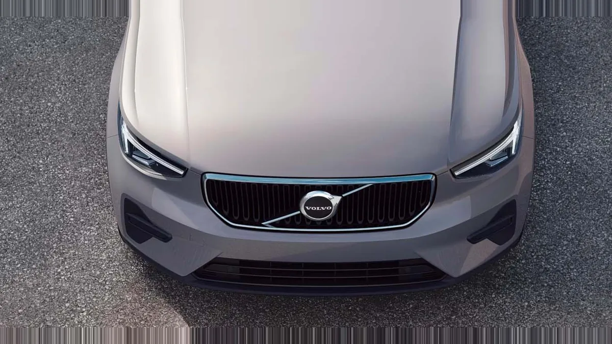 Volvo XC40 2.0 B3 G Core Auto en renting en Elche — Trasera